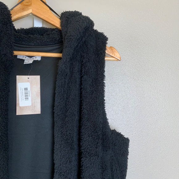FAVLUX Fuzzy Sherpa Open Hooded Vest - Picture 5 of 16